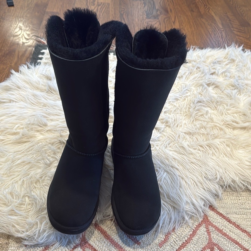 Gently worn Ugg Women’s Bailey Bow Tall, Black size 7